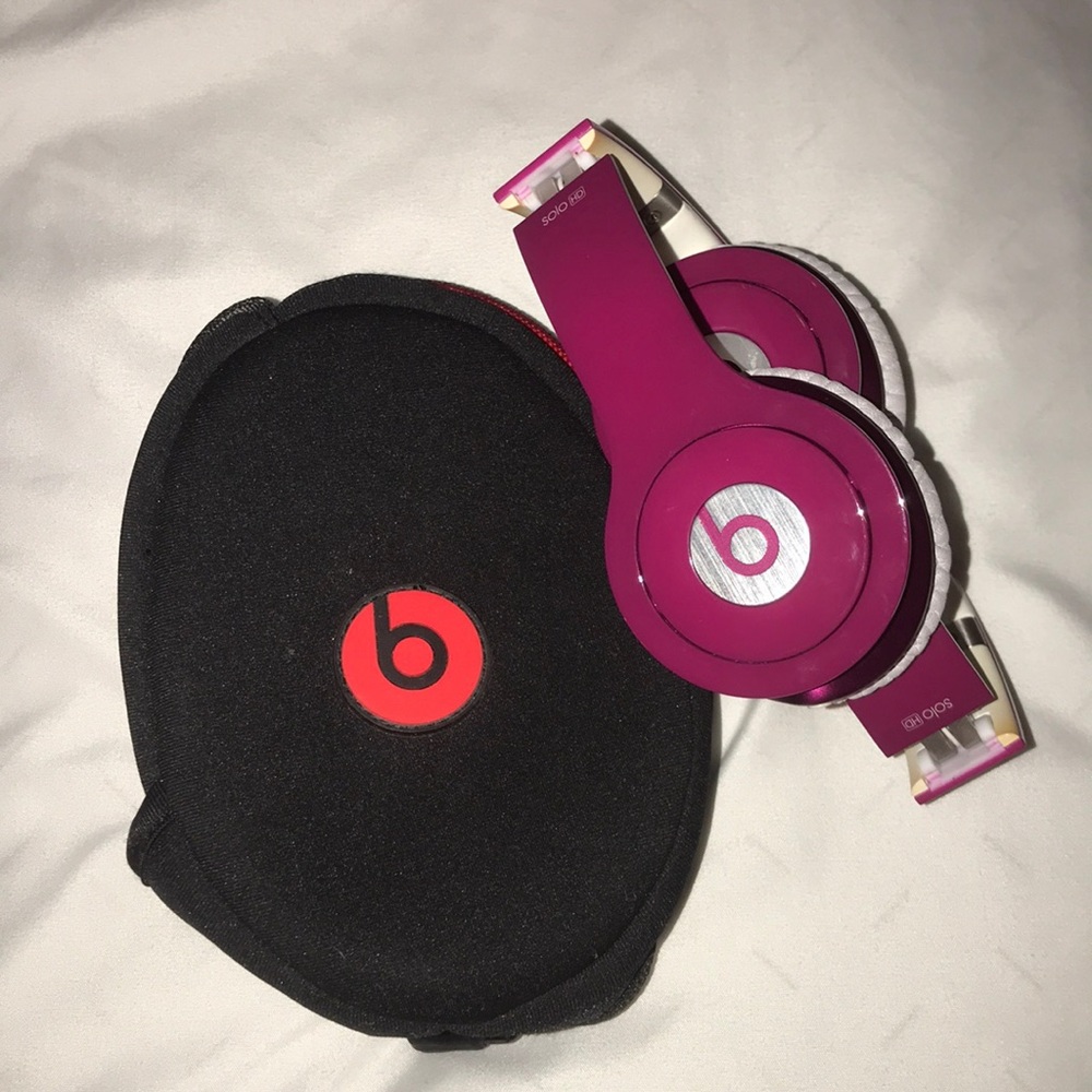 Beats solo hd headphones , includes cord & bag!